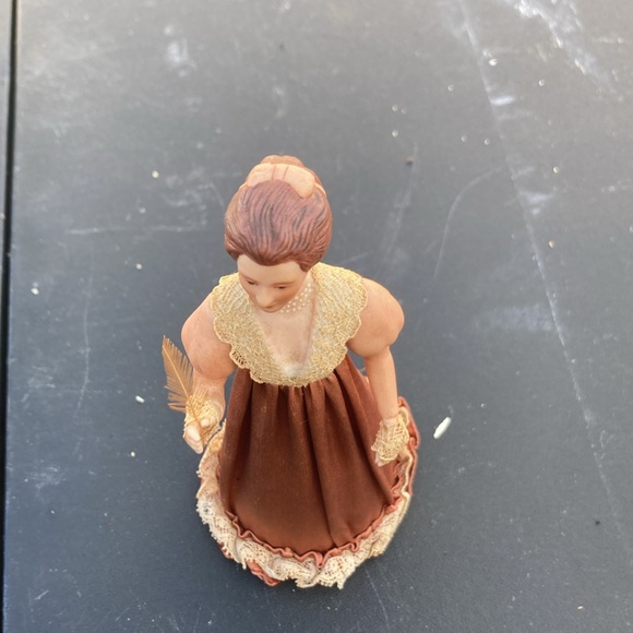 Abigail Adams Figurine Porcelain - Picture 2 of 5